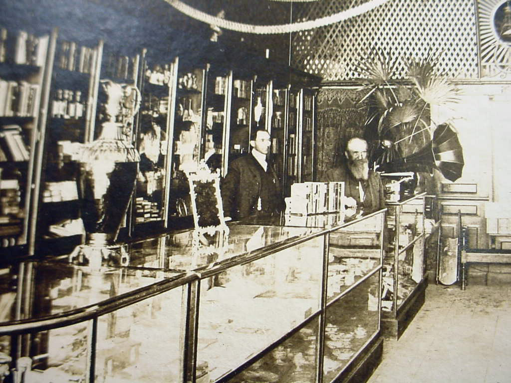 1910 Warren Crosby Drug store MC Iowa2.jpg